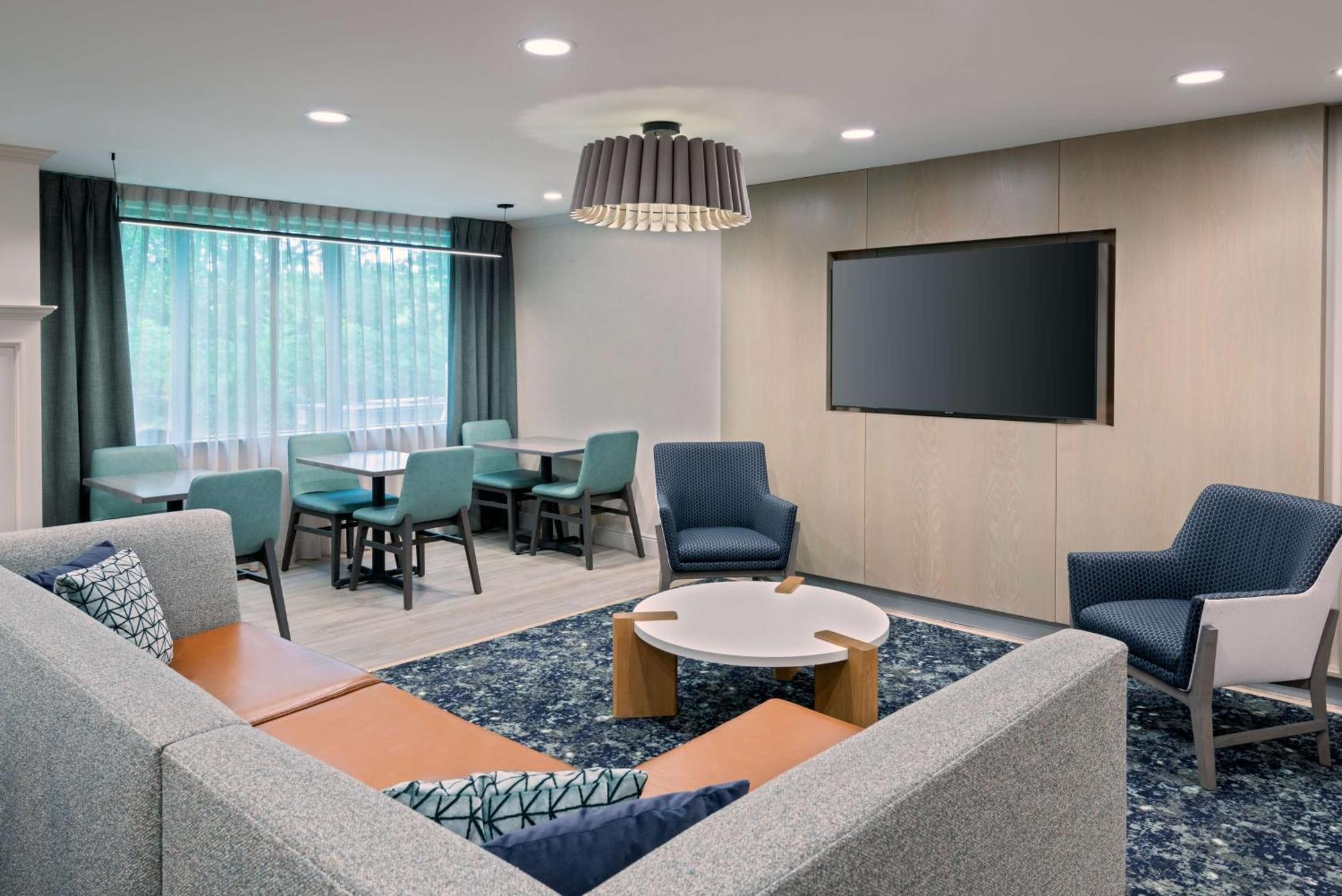 Hampton Inn Hartford Airport Вінсор-Локс Екстер'єр фото