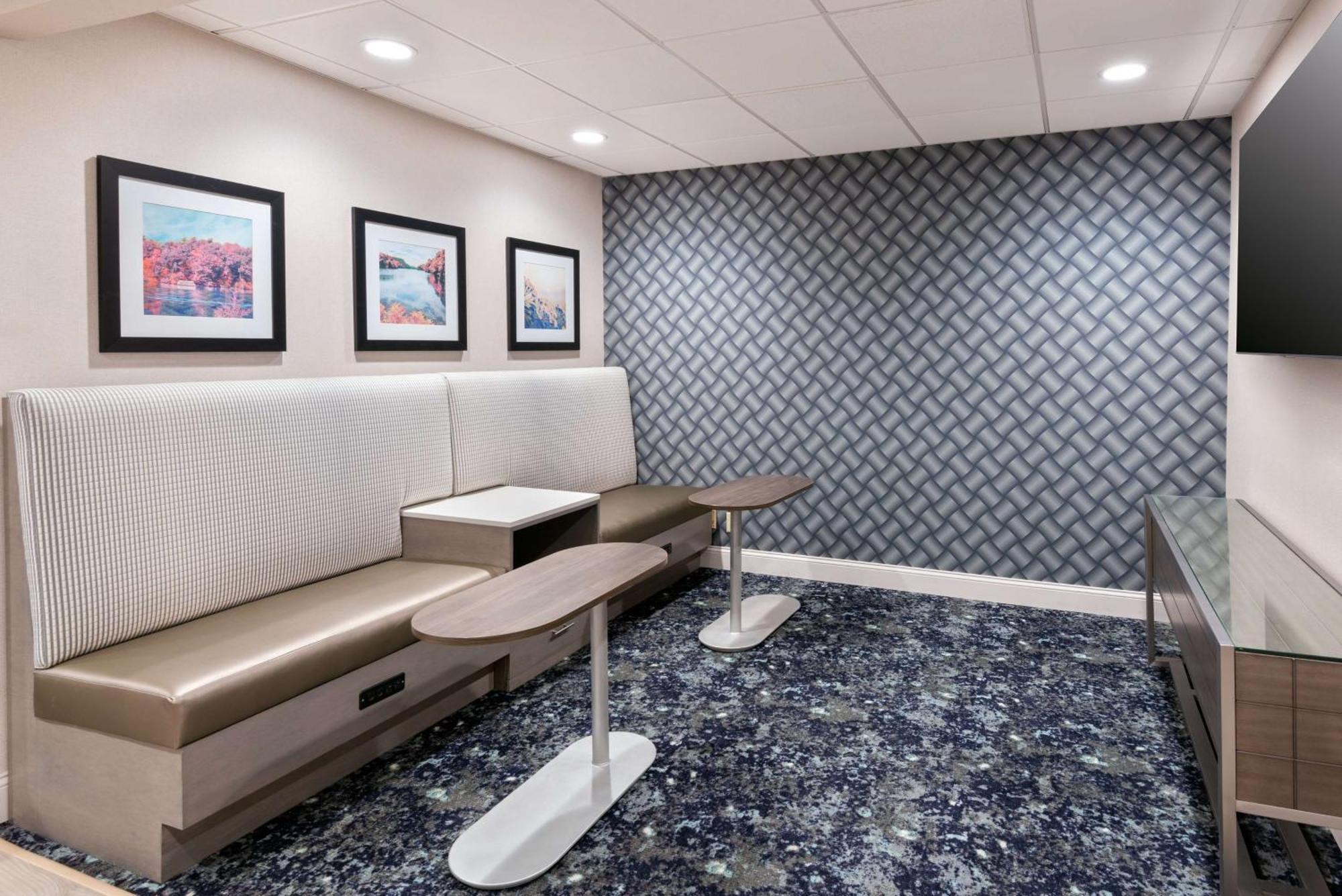Hampton Inn Hartford Airport Вінсор-Локс Екстер'єр фото