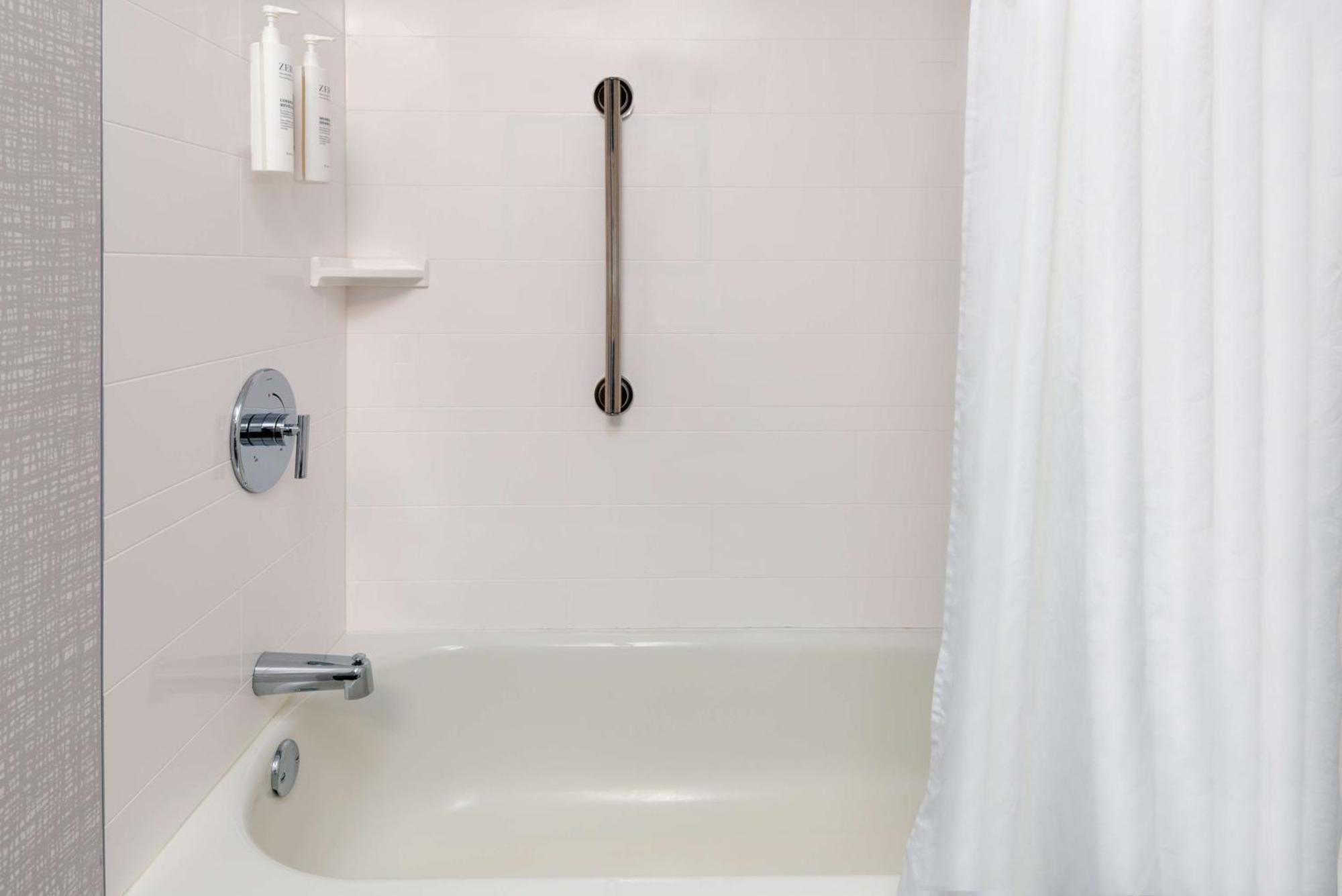 Hampton Inn Hartford Airport Вінсор-Локс Екстер'єр фото